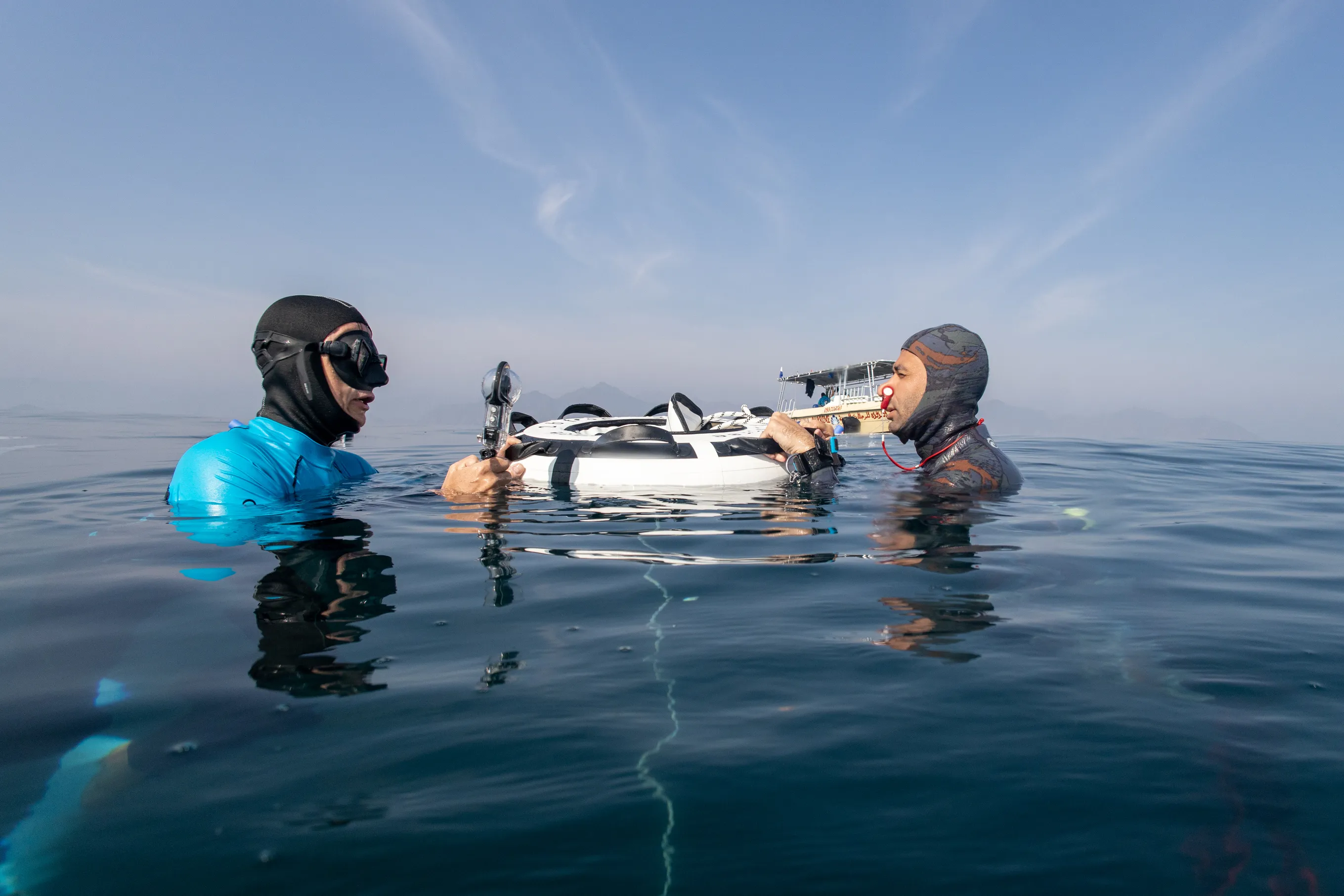 A freediving instructor is training a freediver in 1:1 in Dubai, UAE